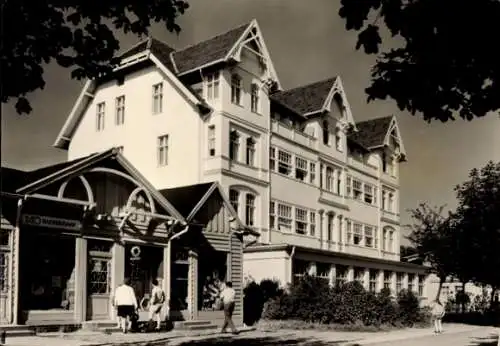 Ak Ostseebad Ahlbeck auf Usedom, Gebäude des FDGB-Erholungsheims Philipp Müller, Menschen, Bäume