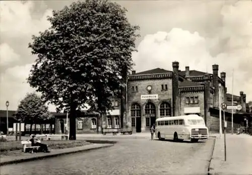 Ak Pasewalk in Mecklenburg Vorpommern, Bahnhof  Bus, Bäume, Wolken,  Architektur