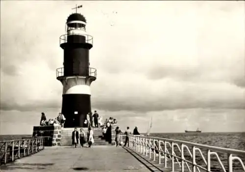 Ak Ostseebad Warnemünde Rostock, Leuchtturm, Pier, Menschen, Schiff, Wolken