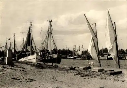 Ak Wolgast in Mecklenburg Vorpommern, Schiffe am Strandufer