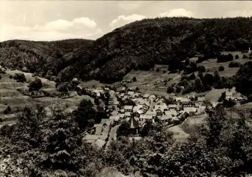 Ak Gießübel in Thüringen, Blick auf das Dorf, Thüringer Wald, Hügel und bewaldete Landschaft