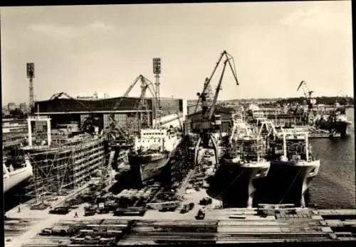 Ak Stralsund in Vorpommern, Schiffswerft, Kräne, Schiffe im Bau, Helling, Ausrüstungskai