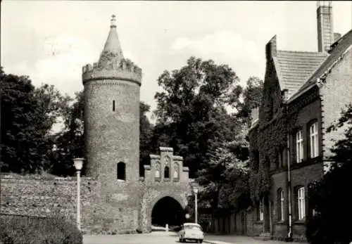 Ak Neubrandenburg in Mecklenburg, Fangelturm,  Architektur, umgebende Bäume, schwarz-weiß Bild