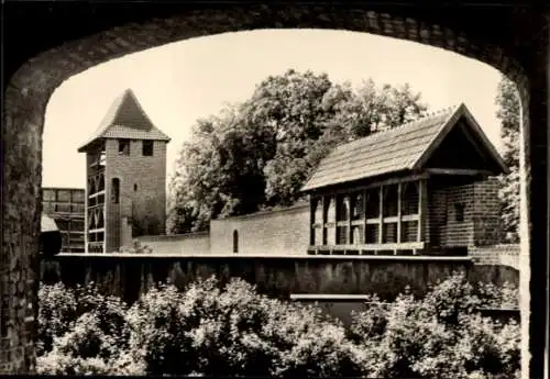 Ak Stralsund in Vorpommern, Stadtmauer, rekonstruierter Teil, Bauwerke, polnische Bauleute