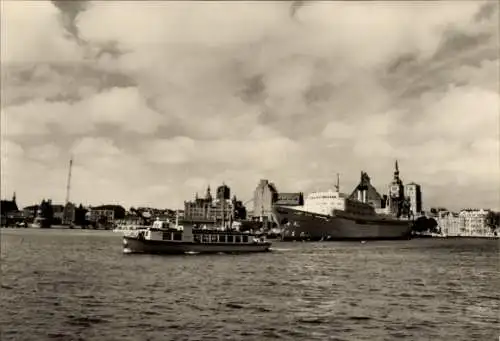 Ak Stralsund in Vorpommern, Teilansicht vom Hafen, Fährboot "De olle Stralsunner", Wohnschiff "Fr