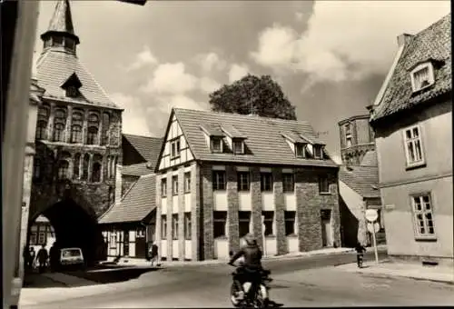 Ak Stralsund in Vorpommern, Schöne Altstadt, Torschließerhäuschen, Kütertor,  Architektur