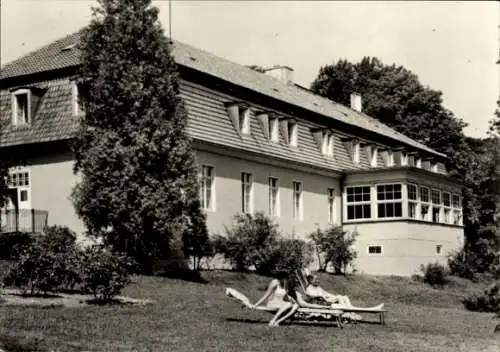 Ak Sarow in Vorpommern, Altes Gebäude, zwei Personen auf Liegen, Gartenbereich