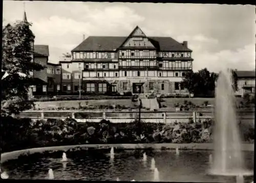 Ak Oberhof im Thüringer Wald, Ernst-Thälmann-Haus, Brunnen, Gebäude im Fachwerkstil