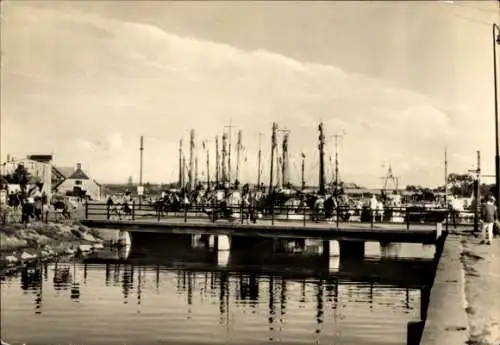 Ak Wolgast in Mecklenburg Vorpommern, Hafen mit Booten, Brücke, Menschen, Wolken, Wasser