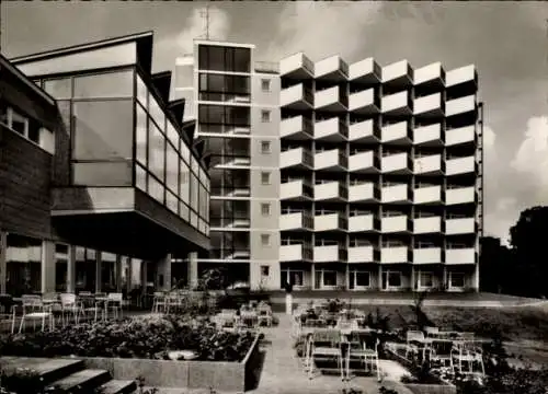 Ak Berlin Zehlendorf Wannsee, Kurhaus Wannsee, modernes Gebäude, Tische im Freien, Gartenbereich