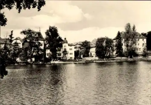 Ak Bad Salzungen in Thüringen, Schöne Sicht auf Gebäude am Wasser, sanierte Häuser, Uferbäume