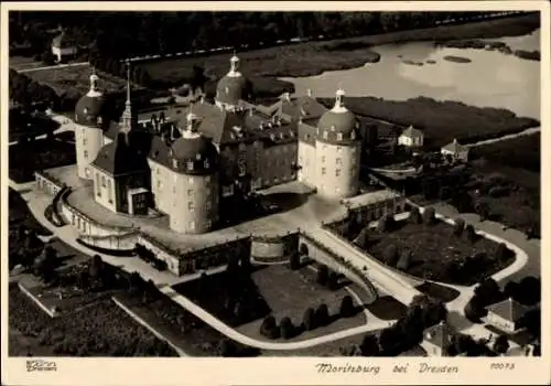 Ak Moritzburg in Sachsen, Luftaufnahme von Schloss Moritzburg, umgeben von Wasser und Bäumen