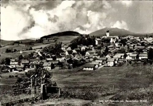 Ak Lam im Bayerischen Wald Oberpfalz, Dorfansicht mit vielen Häusern, Kirche, Bergen, wolkigem Hi