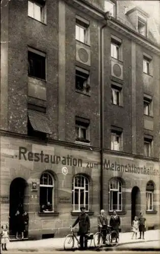 Foto Ak Nürnberg, Restauration zum Melanchthonkeller, Anwohner, Mann in Uniform mit Fahrrad