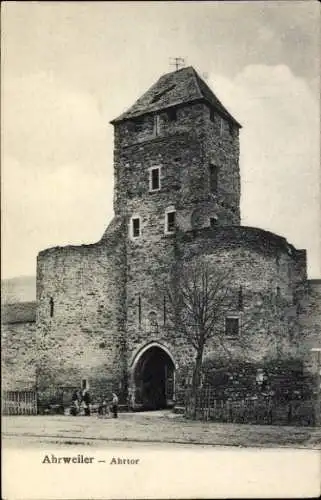 Ak Ahrweiler an der Ahr, Ahrtor,  Mauer, Steinturm, Straßenansicht, Bäume, Menschen