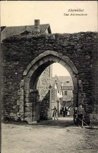 Ak Ahrweiler an der Ahr, Historisches Tor, Steinarchitektur, Stadtansicht, Menschen auf der Straß