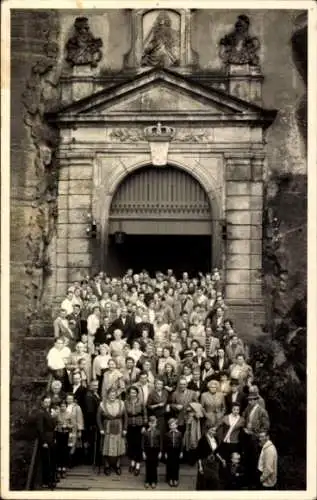 Ak Königstein an der Elbe Sächsische Schweiz, Gruppenfoto vor Festung, viele Personen,  Architekt