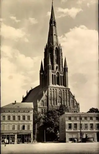 Ak Demmin in Vorpommern, Bartholomäikirche, hohe neugotische Kirche, Stadtansicht, Schwarz-Weiß-F