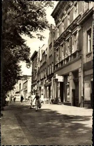 Ak Wittenberge an der Elbe Prignitz, Straße mit Geschäften und Bäumen, Menschen auf Gehweg