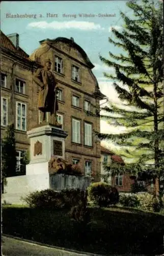 Ak Blankenburg am Harz, Herzog Wilhelm-Denkmal, Statue, Gebäude im Hintergrund, Pinienbäume