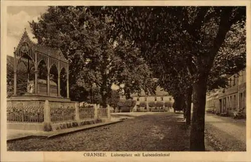 Ak Gransee in der Mark, Luisenplatz, Luisendenkmal,  Architektur, Bäume, gepflasterte Straße