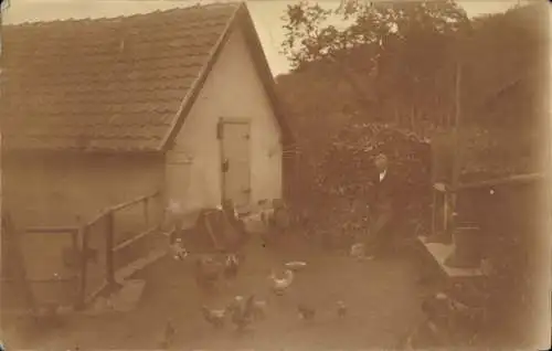 Ak Gernrode Quedlinburg im Harz, Hütte, Hühner, Mann, ländliche Szene