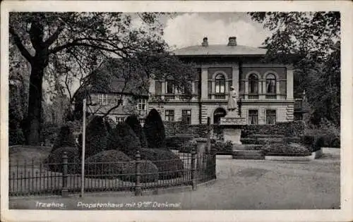 Ak Itzehoe in Holstein, Propstenhaus, Denkmal, Bäume, Zaun,  Architektur