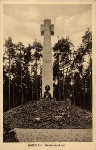 Ak Bolesławiec Bunzlau Schlesien, Heldendenkmal, Kreuz, Wald, Monument