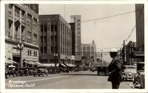 Ak Oakland Kalifornien USA, Broadway, Oakland, Calif, das Paramount Theater sichtbar, alte Autos