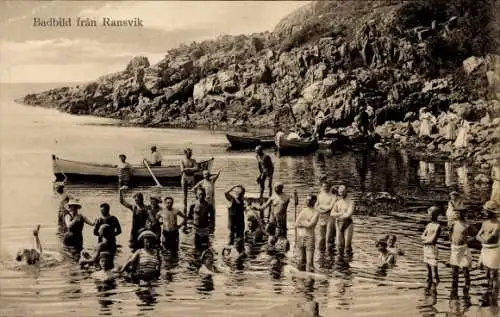 Ak Kullen Schweden, Ransvik, Badende an der Küste