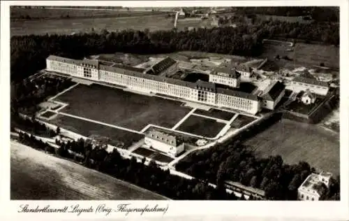 Ak Legnica Liegnitz Schlesien, Standortlazarett  Fliegeraufnahme, große Gebäude, weitläufiger Gar