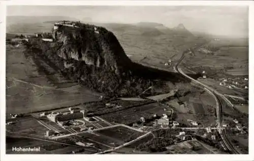 Ak Singen Hohentwiel Baden Württemberg, Landschaftsaufnahme, Burg  Luftaufnahme, Schwarz-Weiß