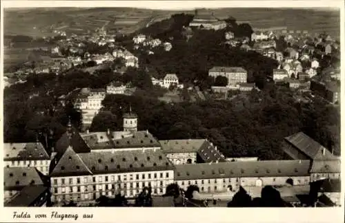 Ak Fulda in Hessen, Luftaufnahme von  Stadtansicht, Landschaft, Schwarz-Weiß