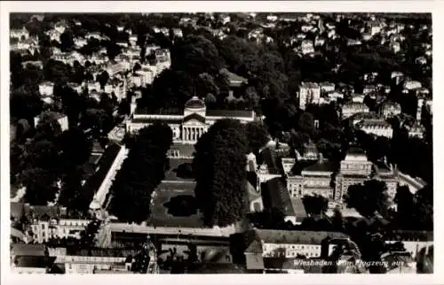 Ak Wiesbaden in Hessen, Luftaufnahme von  Gartenanlagen, Gebäude