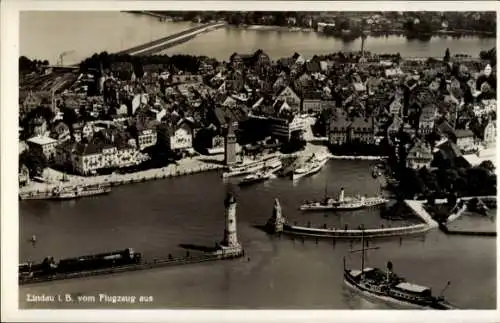 Ak Lindau am Bodensee Schwaben, Luftaufnahme von  r Hafen, Stadtansicht, Boote