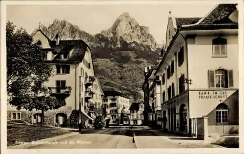 Ak Schwyz Stadt Schweiz, Bahnhofstraße, Berg Mythen, Bank in Zug, Filiale