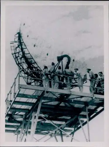 Foto Radar auf einer Plattform, Soldaten in Uniform