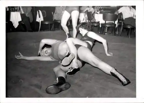 Foto Ak Junge Frau beim Ringen mit einem Mann, Wrestling