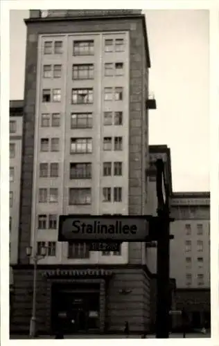 Foto Ak Berlin Friedrichshain, Stalinallee, Hochhaus
