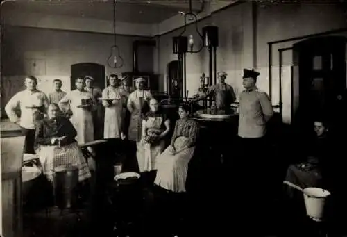 Foto Ak Nysa Neisse Schlesien, Soldaten beim Küchendienst, Frauen