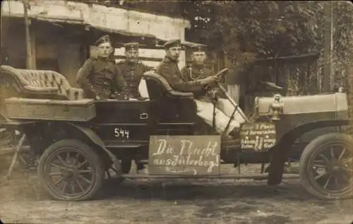 Foto Ak Jüterbog, Truppenübungsplatz, Deutsche Soldaten in Uniform im Automobil, Flucht aus Jüterbog