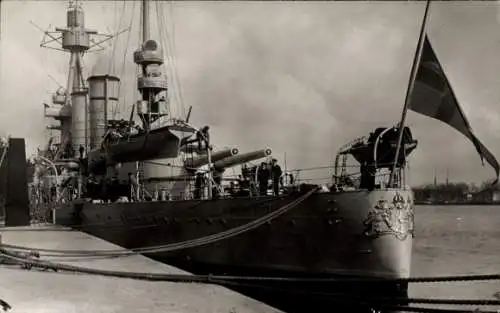 Foto Ak Schwedisches Kriegsschiff Drottning Victoria im Hafen, Bugwappen