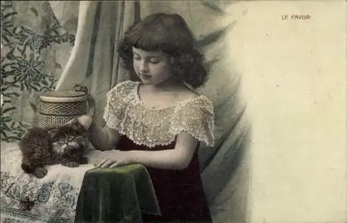 Ak Mädchen mit Kätzchen, Portrait, le Favori