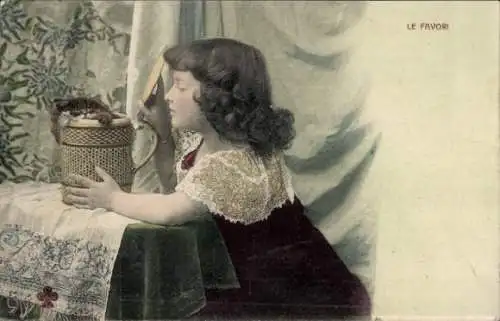 Ak Mädchen mit Kätzchen, Portrait, le Favori