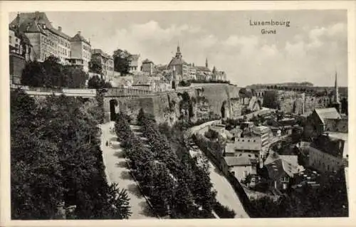 Ak Luxemburg Luxembourg, Panoramablick auf die Altstadt, darunter fließt ein Fluss, Bäume