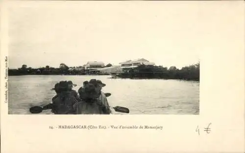 Ak Mananjary Madagaskar, Drei Personen in Boot, Wasserlandschaft, Gebäude im Hintergrund