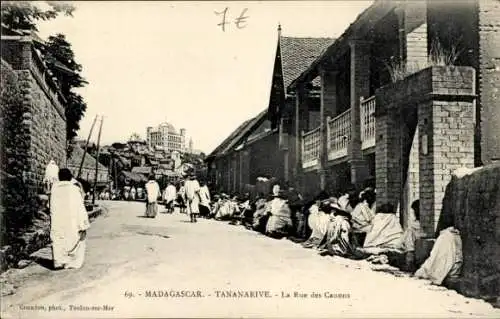 Ak Antananarivo Tananarive Madagaskar, Straße mit Menschen, Häusern, Berg im Hintergrund, hist...