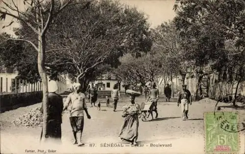 Ak Dakar Senegal, Boulevard mit Bäumen, Passanten, Marktstände