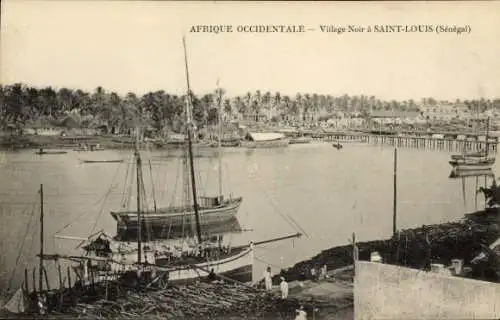Ak Saint Louis Senegal, Schiff im Hafen, Dorfansicht, Palmen, Wasser, beeindruckende Landschaft
