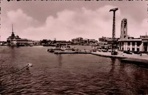 Ak Port Said Ägypten, Hafenansicht, viele Gebäude, Boote, Wolken,  Szenerie